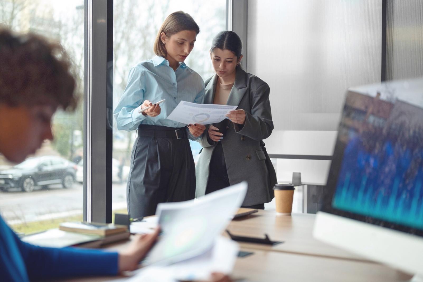 Environnement de formation moderne avec écrans financiers
