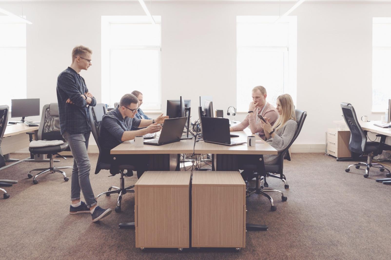 Salle de formation moderne équipée pour l'analyse financière